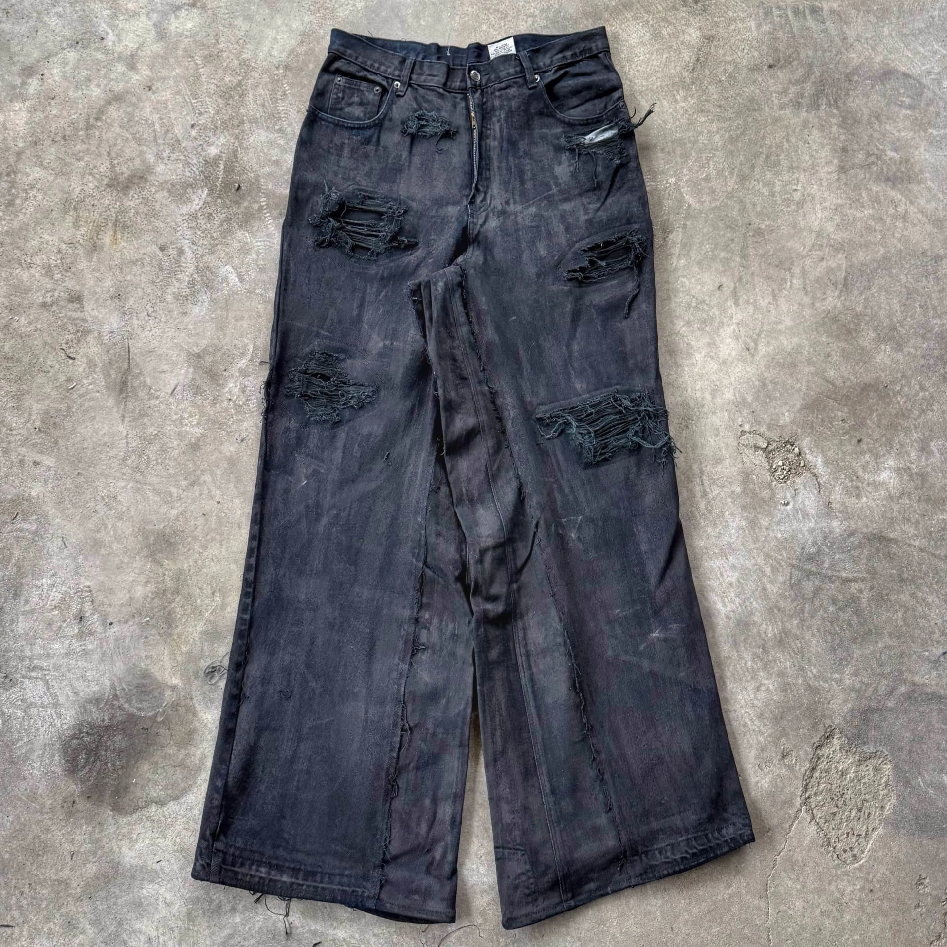 DISTRESSED BAGGY JEANS 