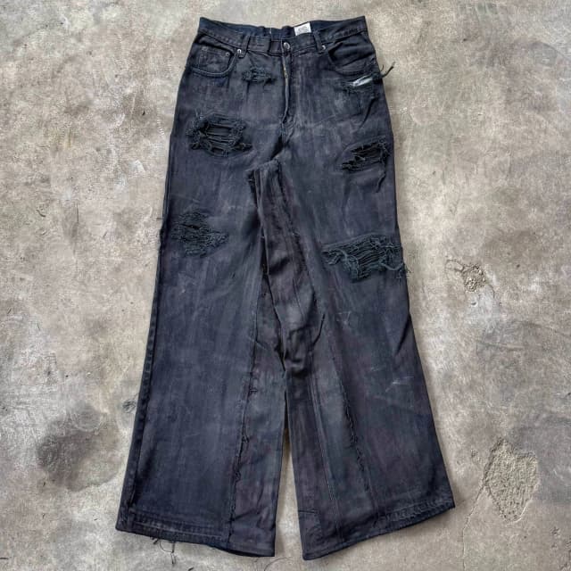 DISTRESSED BAGGY JEANS